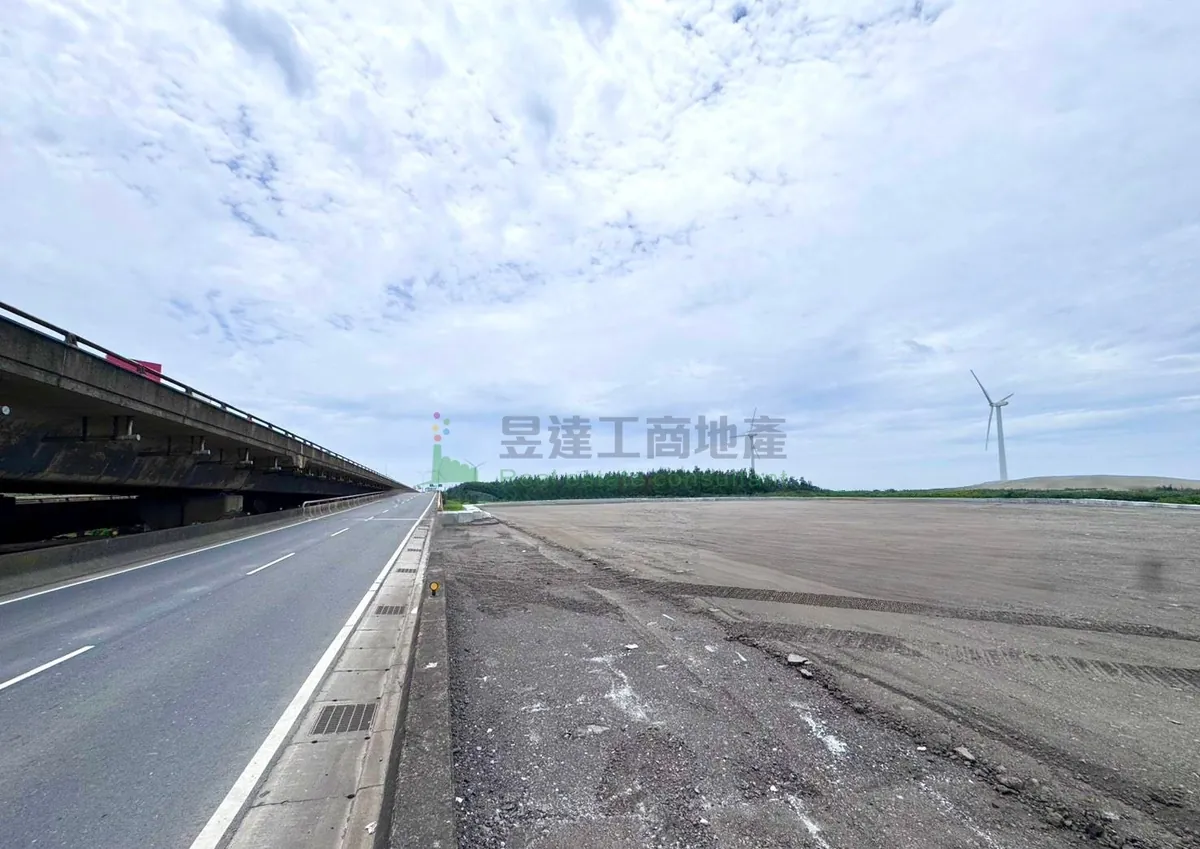 觀音交通用地現況:右側是整平的碎石空地,左側緊鄰高架道路與平面車道