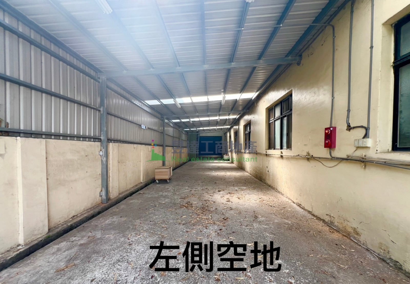 龍潭廠房出租|500-600 坪挑高鋼構廠:樑下 6.5 米、可辦廠登、近國道 3 號高原交流道 6 龍潭挑高鋼構廠房側邊有頂棚的空地實景,可作備料區或臨時堆放使用。