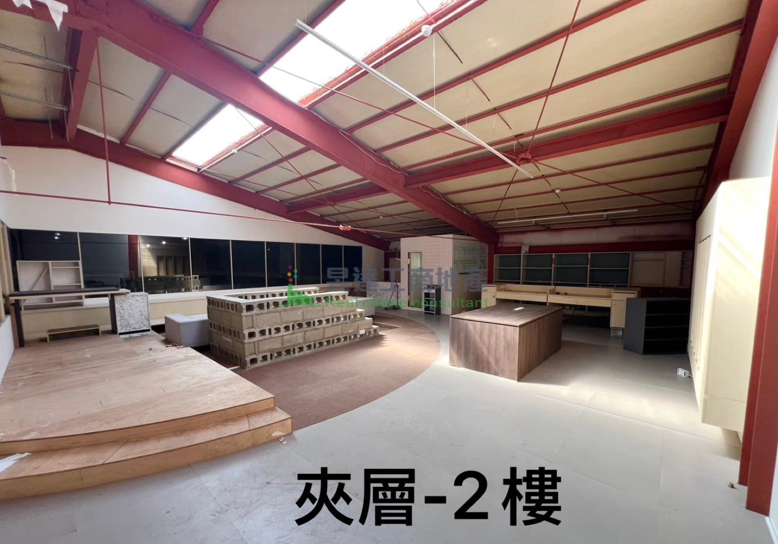 龍潭廠房出租|500-600 坪挑高鋼構廠:樑下 6.5 米、可辦廠登、近國道 3 號高原交流道 7 龍潭挑高鋼構廠房二樓夾層空間實景,採光良好、整層無固定隔間。