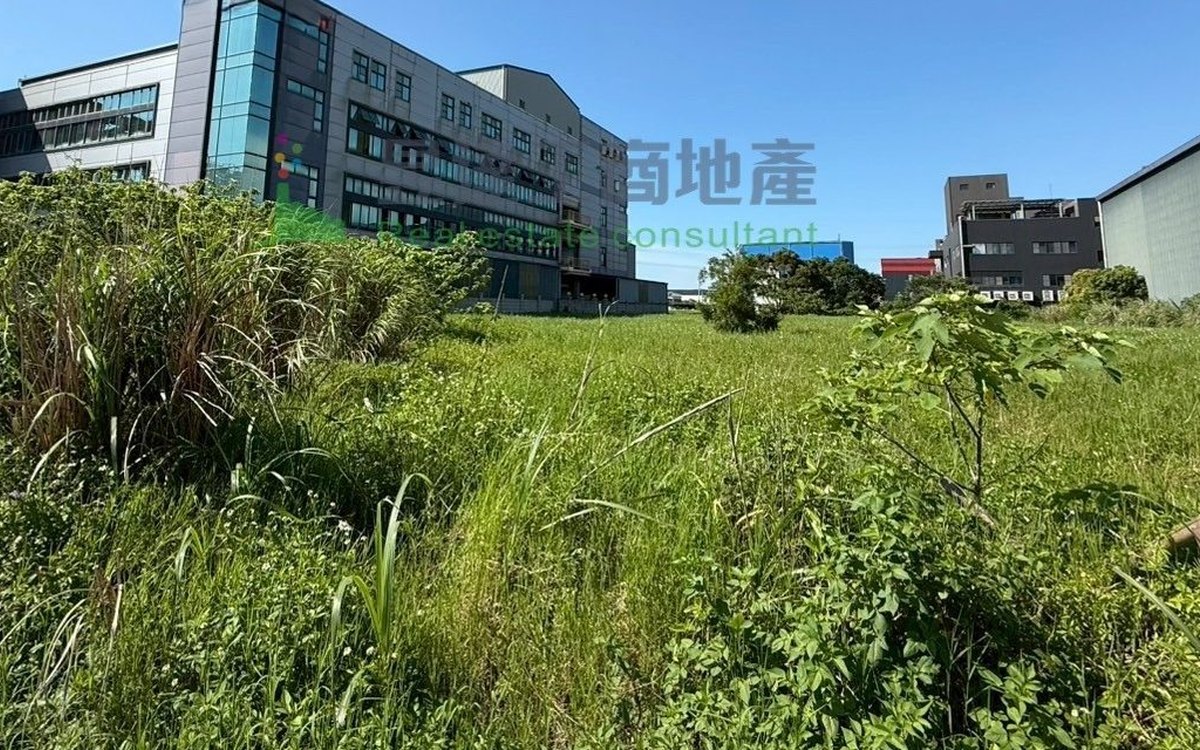 基地全景：面寬 20 米以上的縱深型基地，周邊為成熟工業聚落