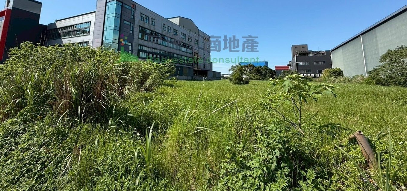 新屋 740 坪丁種建築用地出售:建蔽70/容積300、通路已設役權(專任委託) 2 基地全景:面寬 20 米以上的縱深型基地,周邊為成熟工業聚落
