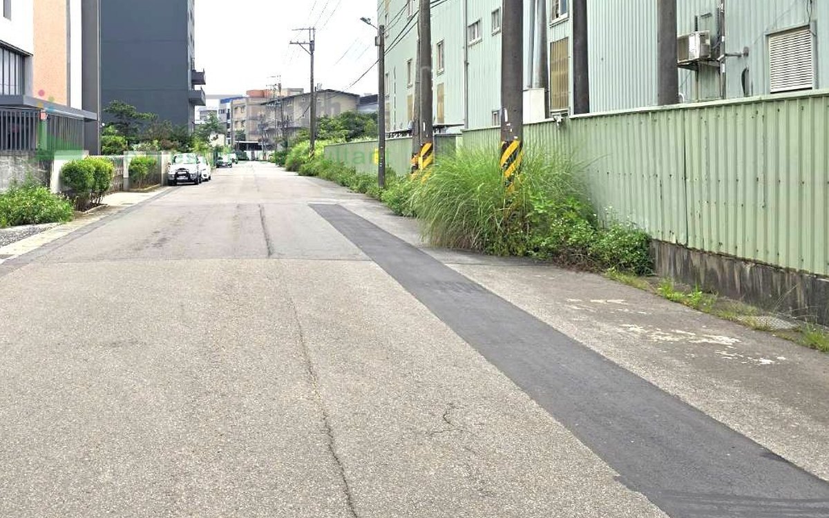 臨路現況：門前道路 10 米，大型車輛進出從容