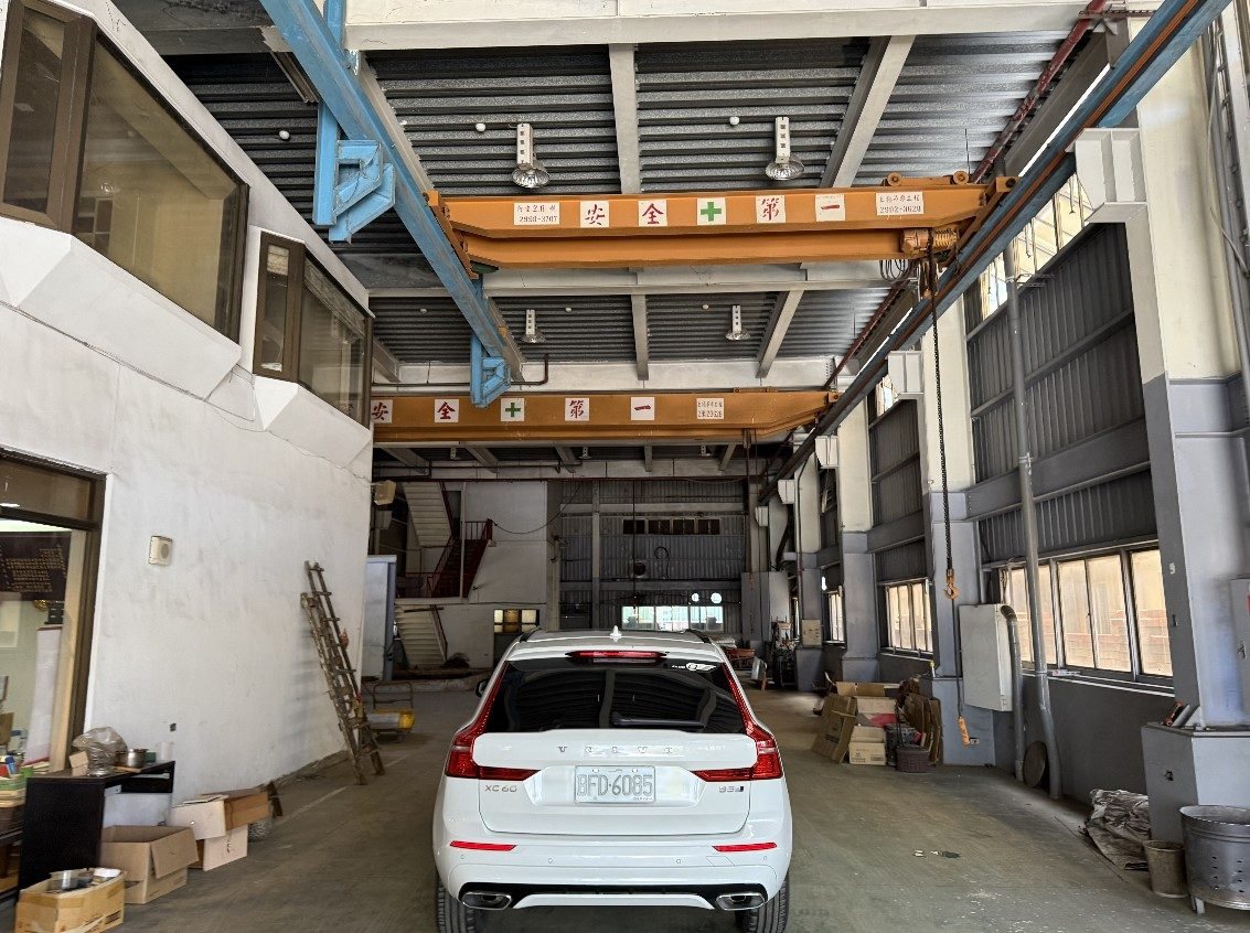 大園 360 坪級挑高天車工業廠房出售:一樓 6.2 米、有天車、電力 380V 3 廠內鋼構與挑高現況
