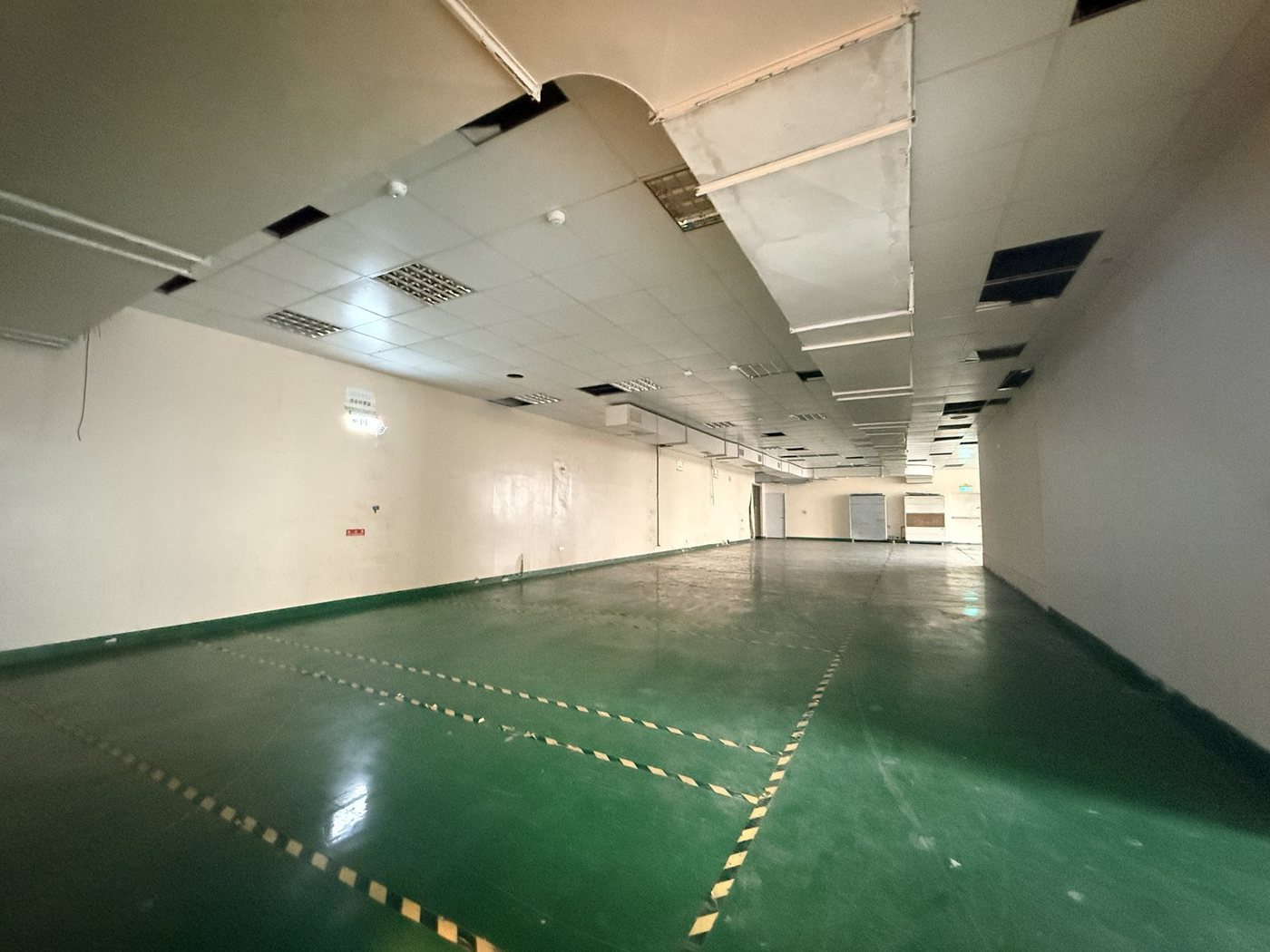 平鎮丁建 600 坪三層廠房出租|電力可申請至 1300 馬、24H 警衛 3 作業空間現況,地坪已做塗裝與劃線