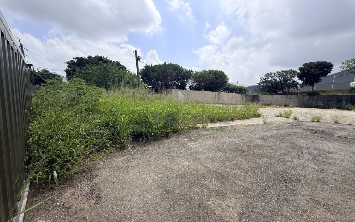 基地現況：素地已有部分鋪面，周邊為既有工業聚落