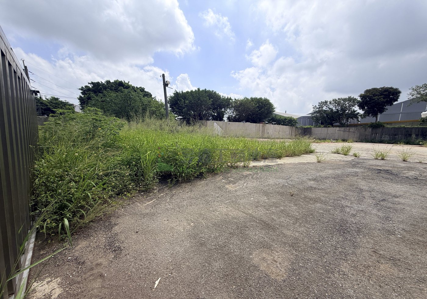 楊梅乙種工業區 500 坪工業地出售|建蔽 70%/容積 210%、臨 8 米路 2 基地現況:素地已有部分鋪面,周邊為既有工業聚落