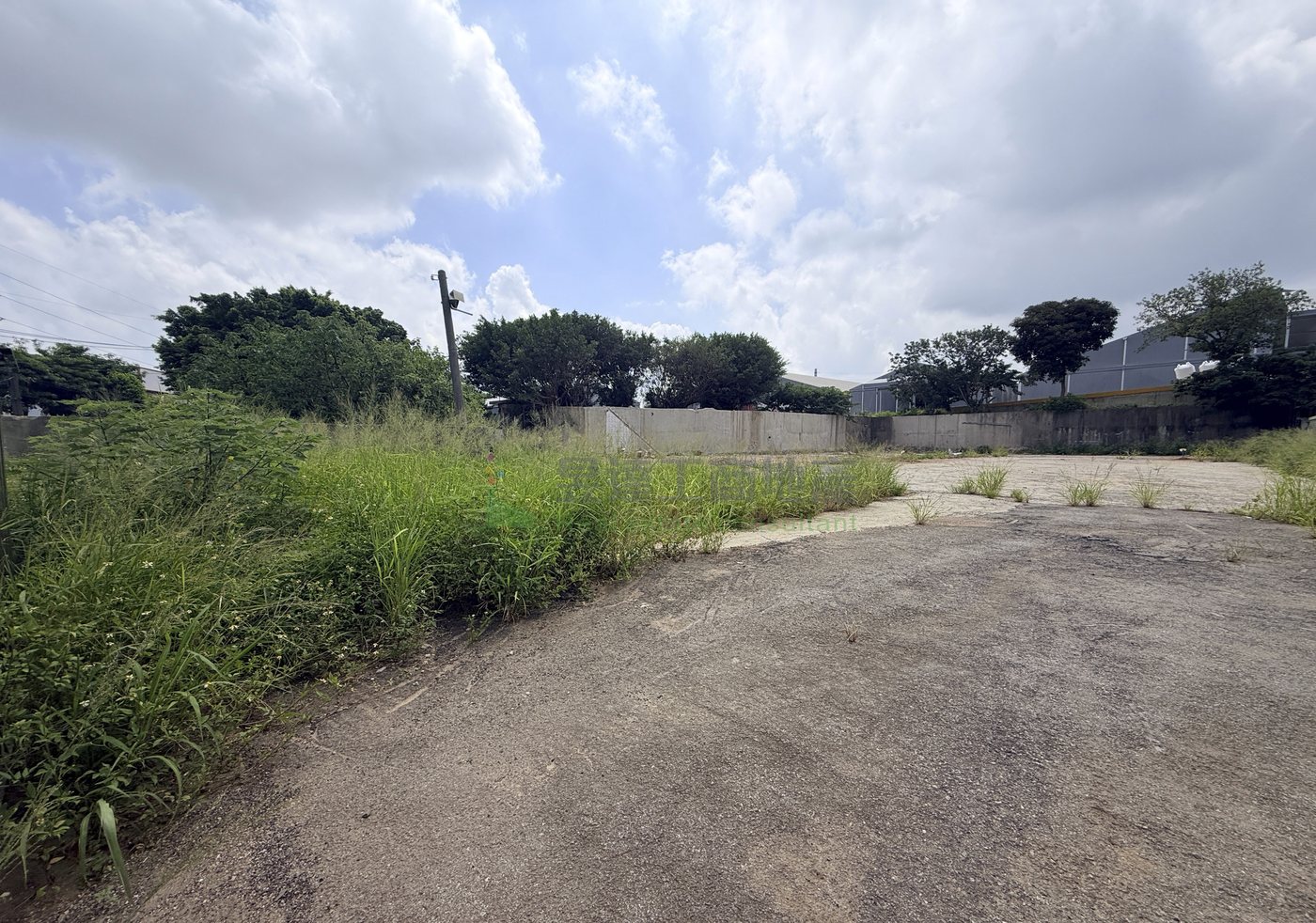 楊梅乙種工業區 500 坪工業地出售|建蔽 70%/容積 210%、臨 8 米路 3 基地另一角度,面寬與縱深方向