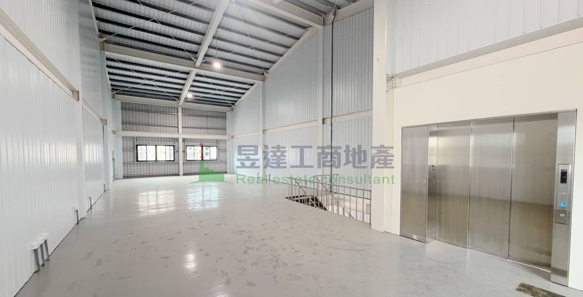 中壢丁建鋼構兩層廠房出售|一樓挑高 7.3 米、114 年完工、開價 5,280 萬 4 中壢鋼構兩層廠房二樓實景:鋼構屋頂、已完成地坪,右側為貨梯