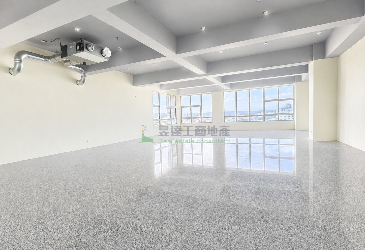 廠辦登記 140 坪,能用的只有 70 坪——買大樓型廠辦最容易算錯的兩件事 2 蘆竹全新廠辦室內,樓高 4.2 米、大面採光,空屋交屋狀態